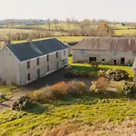 Tatil Evi Maison Des H, Au Bord De L'etang *