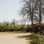 Tatil Evi Maison Des H, Au Bord De L'etang *