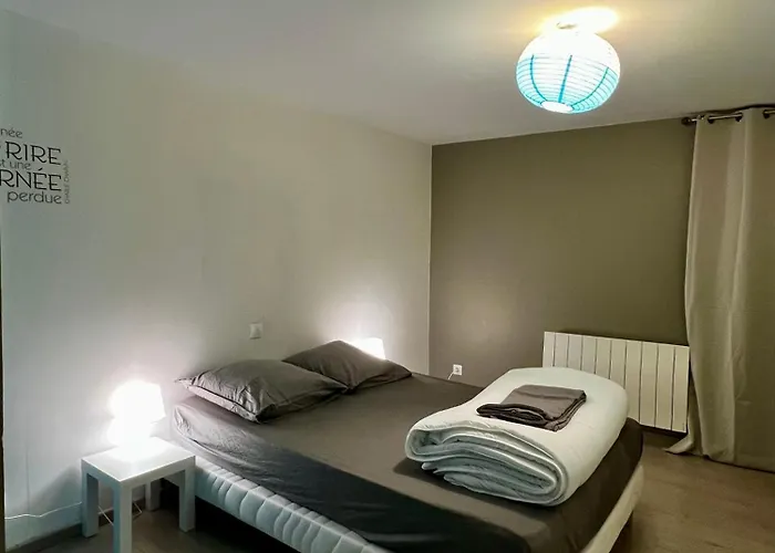 Semesterbostad Maison Des H, Au Bord De L'etang *