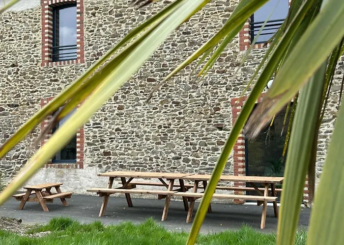 Semesterbostad Maison Des H, Au Bord De L'etang *