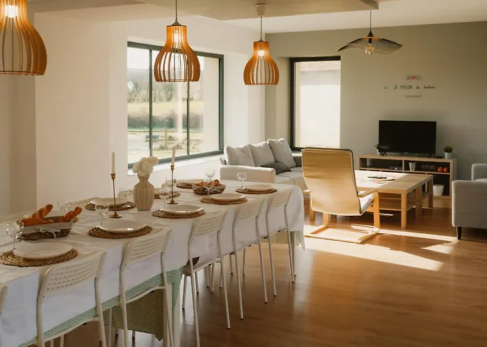 Semesterbostad Maison Des H, Au Bord De L'etang Canisy