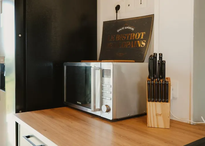 Semesterbostad Maison Des H, Au Bord De L'etang