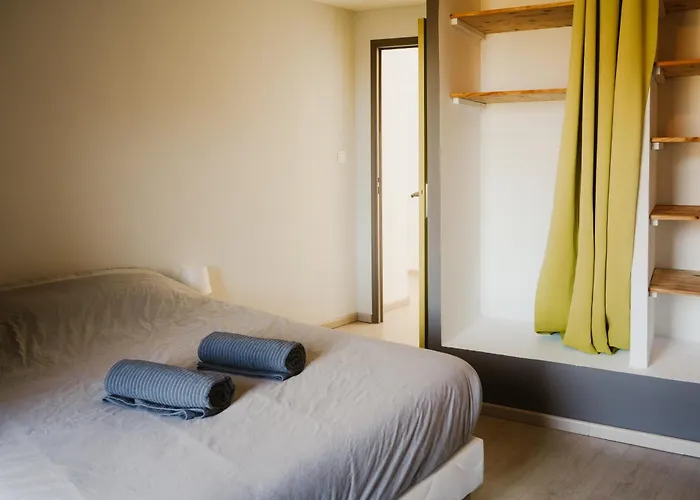 Semesterbostad Maison Des H, Au Bord De L'etang *