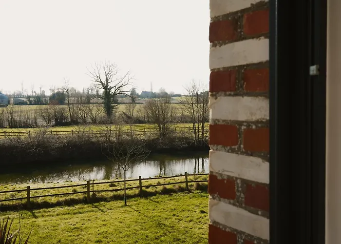 Maison Des H, Au Bord De L'etang * Canisy