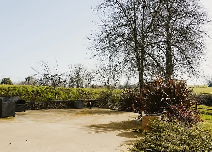 Semesterbostad Maison Des H, Au Bord De L'etang *